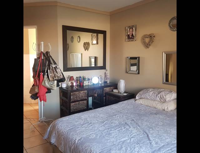 2 bed property to rent in LANGENHOVEN PARK