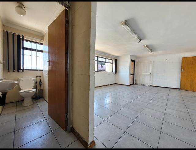 350M² WAREHOUSE TO LET IN STIKLAND INDUSTRIAL
