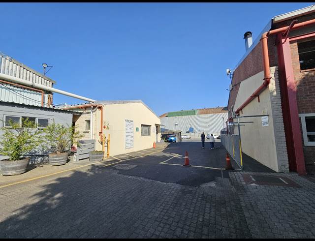 2,340M² WAREHOUSE TO LET IN TRIANGLE FARM