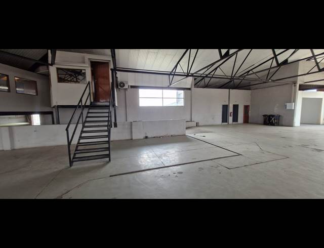900M² WAREHOUSE TO LET IN SELBY
