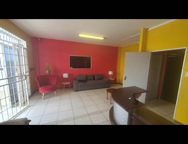560M² WAREHOUSE TO LET IN JET PARK