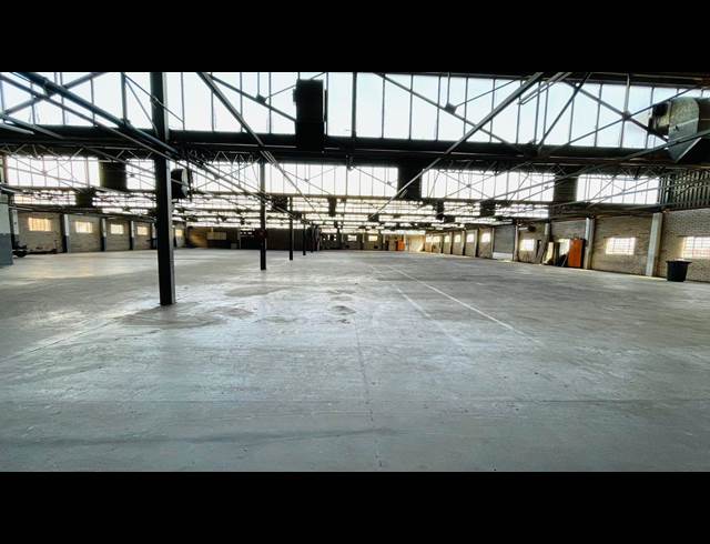 4,111M² WAREHOUSE TO LET IN LEA GLEN