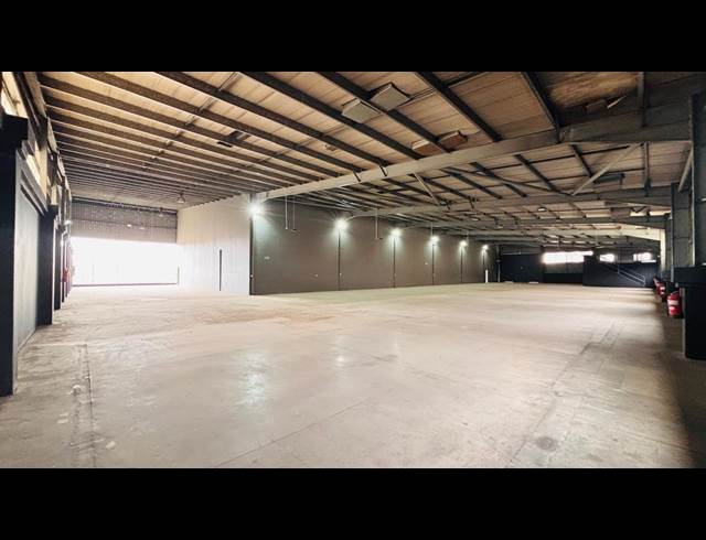 2,442M² WAREHOUSE TO LET IN DUNCANVILLE
