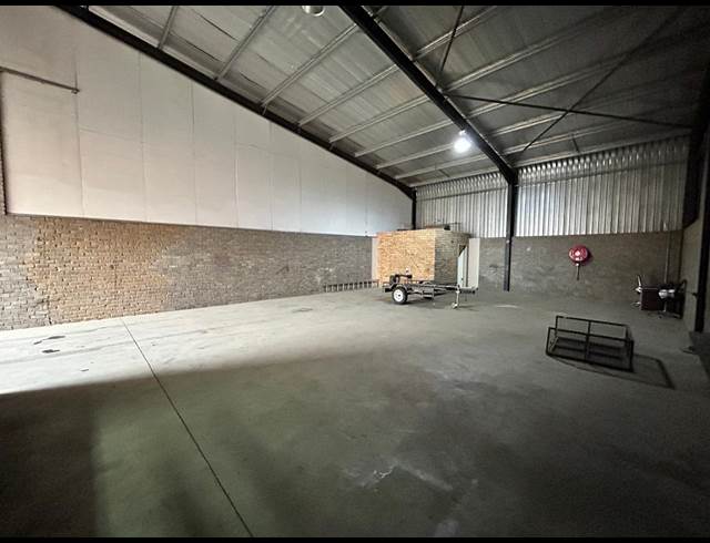 290M² WAREHOUSE TO LET IN APEX