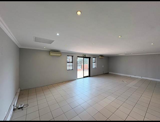 111M² OFFICE TO LET IN FOURWAYS