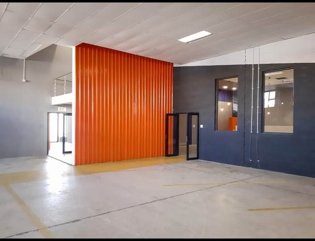 1,100M² WAREHOUSE TO LET IN SALT RIVER