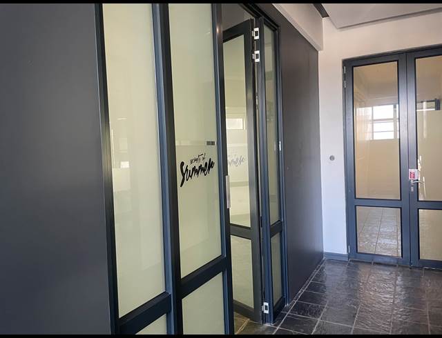 152M² OFFICE TO LET IN SALT RIVER