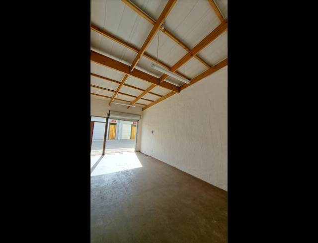 12M² OFFICE TO LET IN WILLOW PARK MANOR