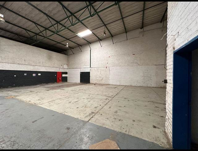 1,200M² WAREHOUSE TO LET IN CROWN