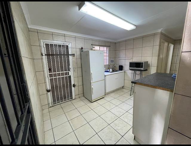 445M² WORKSHOP TO LET IN HUGHES