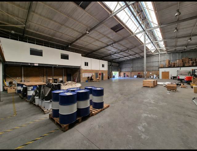 2,000M² WAREHOUSE TO LET IN LONGMEADOW