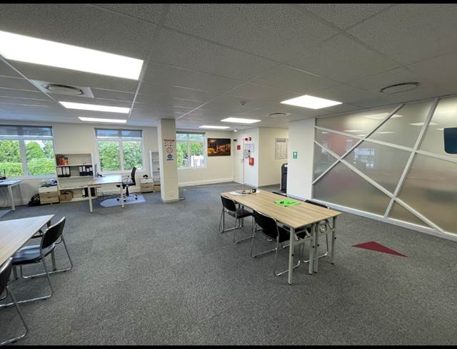 388M² OFFICE TO LET IN WATERFRONT