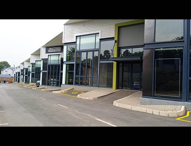 356M² SHOWROOM TO LET IN OLIVEDALE