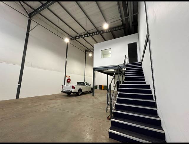 246M² WAREHOUSE TO LET IN MEADOWDALE