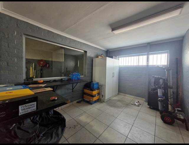 310M² WAREHOUSE TO LET IN OKAVANGO PARK