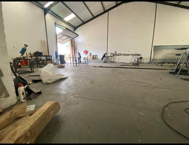 300M² WAREHOUSE TO LET IN KILLARNEY INDUSTRIA