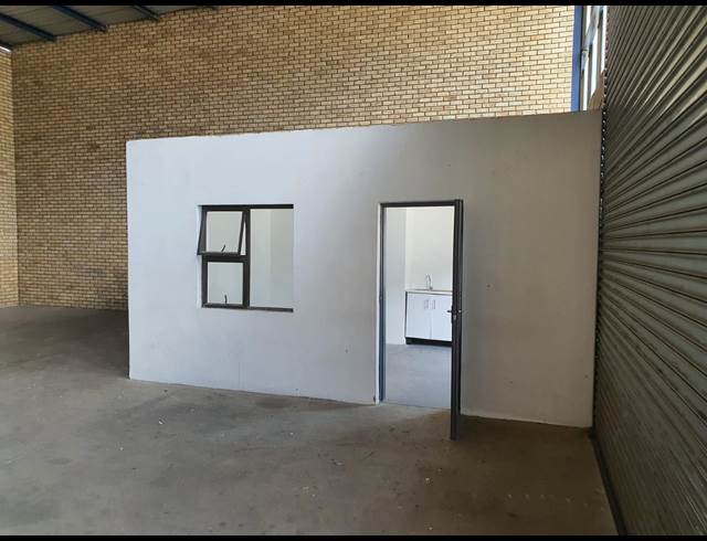270M² WAREHOUSE TO LET IN TULISA PARK