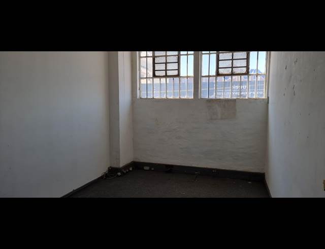 1,200M² WAREHOUSE TO LET IN NEW CENTRE