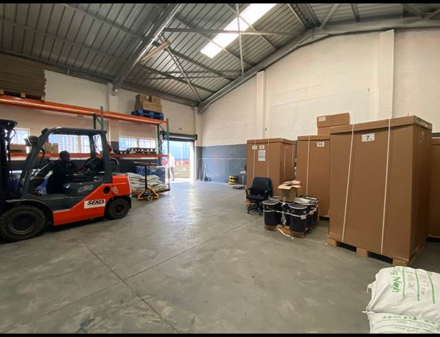 600M² RETAIL TO LET IN PAARDEN EILAND