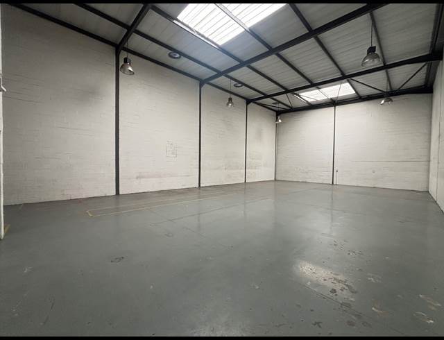 299M² WAREHOUSE TO LET IN STIKLAND INDUSTRIAL