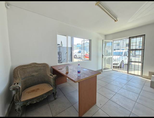 440M² WAREHOUSE TO LET IN OKAVANGO PARK