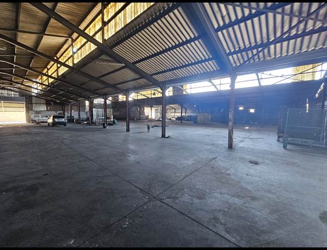 2,141M² WAREHOUSE TO LET IN STRAND CENTRAL