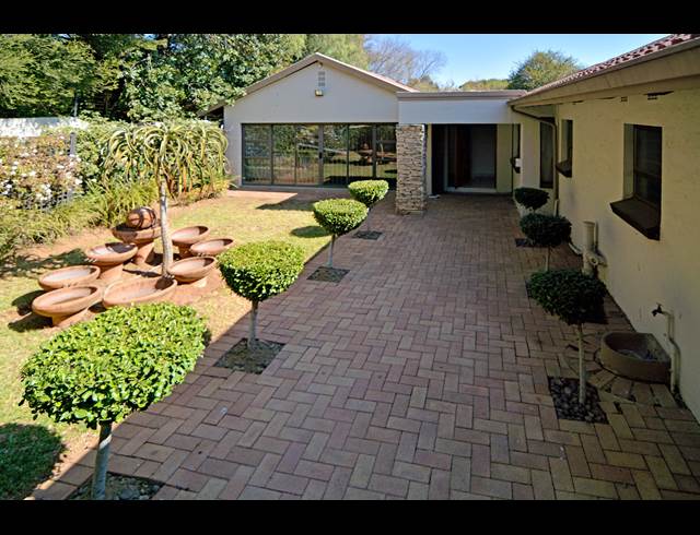 4 BEDROOM FREEHOLD RENTED IN MORNINGSIDE MANOR