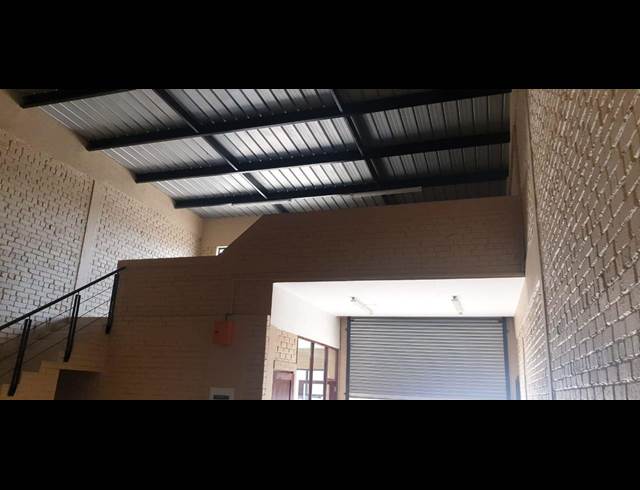 135M² WAREHOUSE TO LET IN POMONA