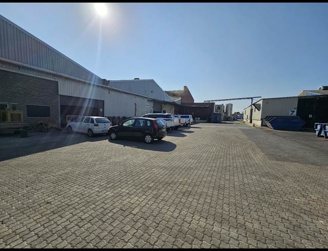 2,340M² WAREHOUSE TO LET IN TRIANGLE FARM