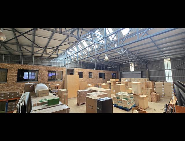 561M² WAREHOUSE TO LET IN LASER PARK