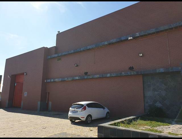 2,870M² WAREHOUSE TO LET IN ROBERTSHAM