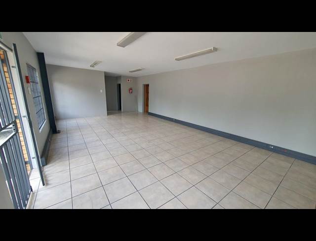 734M² WAREHOUSE TO LET IN JET PARK