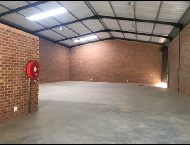 530M² WAREHOUSE TO LET IN POMONA