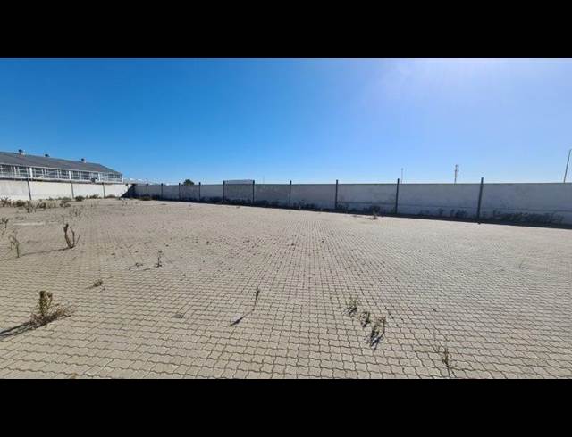1,335M² INDUSTRIAL YARD RENTED IN RACING PARK