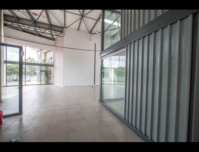 356M² SHOWROOM TO LET IN OLIVEDALE