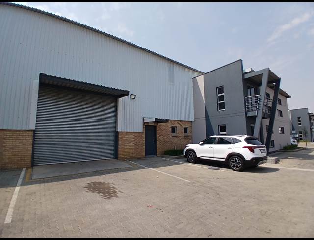 879M² WAREHOUSE TO LET IN KNOPJESLAAGTE