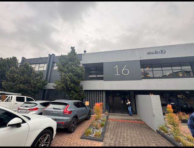 327M² SHOWROOM TO LET IN KRAMERVILLE