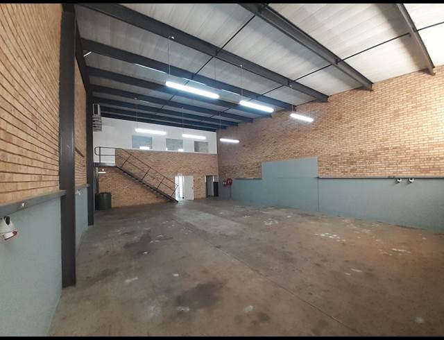 250M² WAREHOUSE TO LET IN CHAMDOR