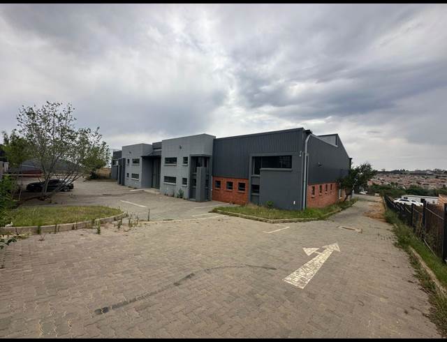2,145M² WAREHOUSE TO LET IN COSMO BUSINESS PARK
