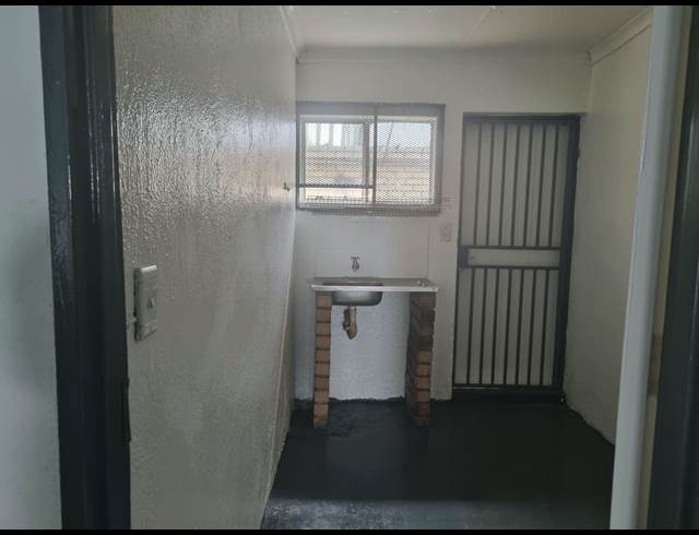 225M² WAREHOUSE TO LET IN RIVERSIDE PARK
