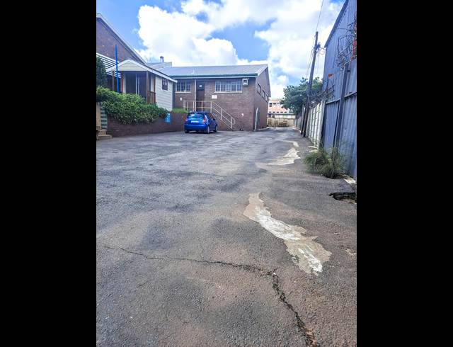 1,100M² WAREHOUSE TO LET IN LONGDALE
