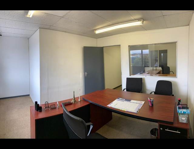 252M² WAREHOUSE TO LET IN LASER PARK
