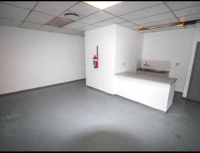 1,000M² SHOWROOM TO LET IN BRYANSTON