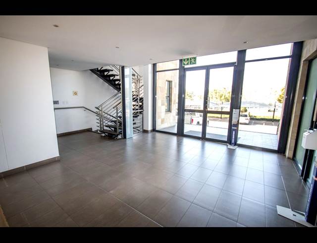 939M² SHOWROOM TO LET IN PAULSHOF