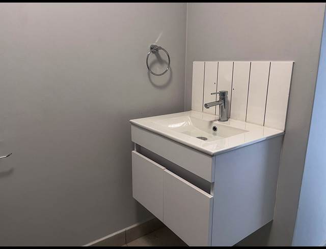 1 BEDROOM PROPERTY TO RENT IN HILLCREST CENTRAL