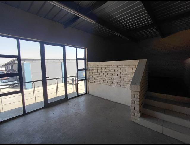 135M² WAREHOUSE TO LET IN POMONA