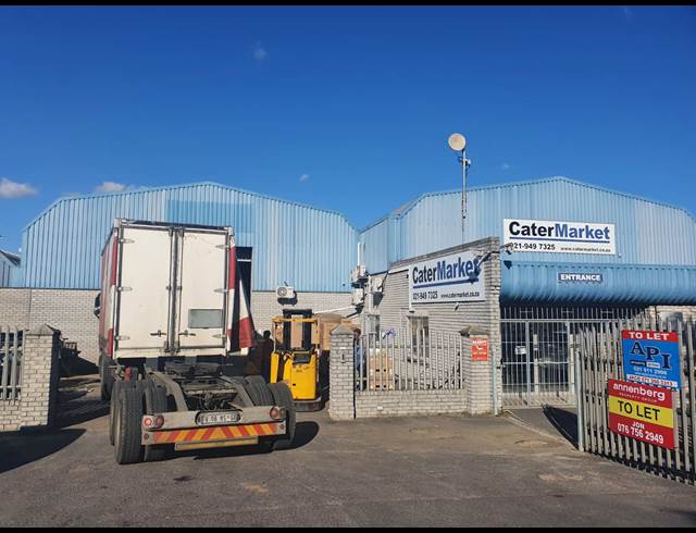1,115M² FACTORY RENTED IN TRIANGLE FARM