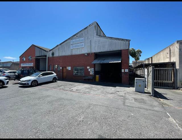 310M² WAREHOUSE TO LET IN STIKLAND INDUSTRIAL