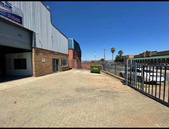 350M² WAREHOUSE TO LET IN LASER PARK