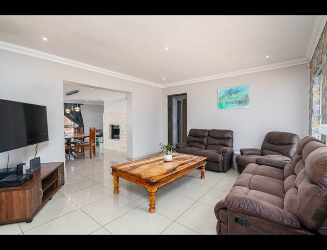 6 BEDROOM FREESTANDING RENTED IN TABLE VIEW
